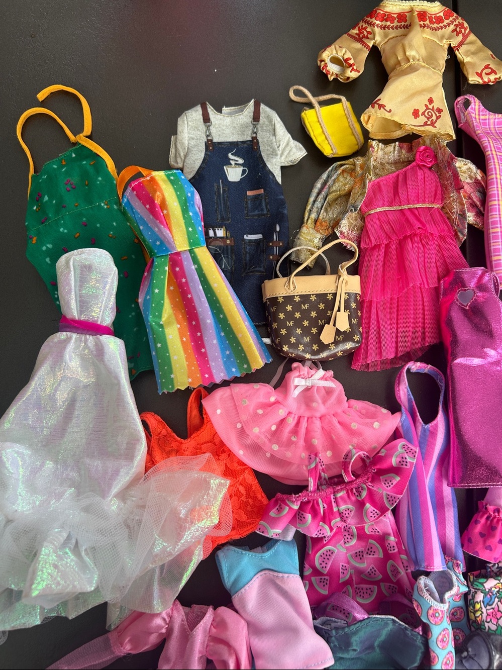 lot of Barbie and unbranded doll clothes - Picture 5 of 10
